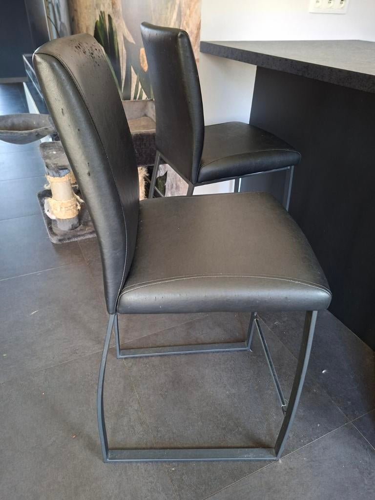 2 bar stoelen, Enlèvement