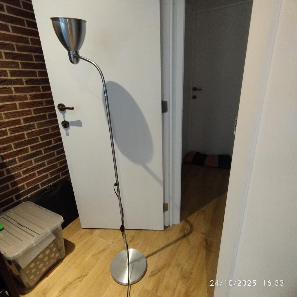Ikea-lamp in zilverkleurig metaal, Huis en Inrichting, Lampen | Vloerlampen, Ophalen, Metaal