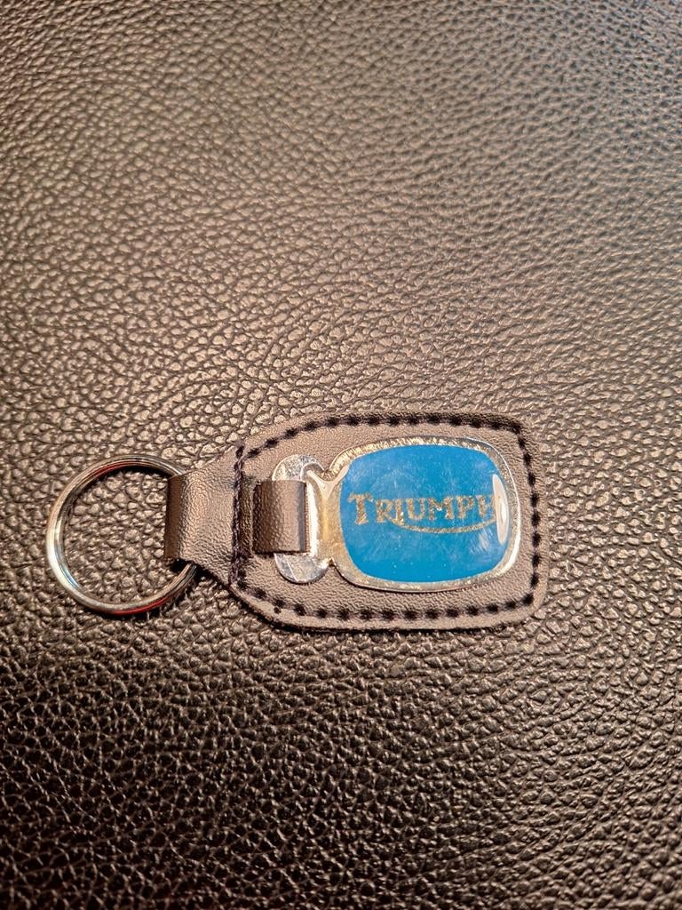 PORTE-CLÉS TRIUMPH EN CUIR, MÉTAL ET ÉPOXY, Collections, Enlèvement ou Envoi