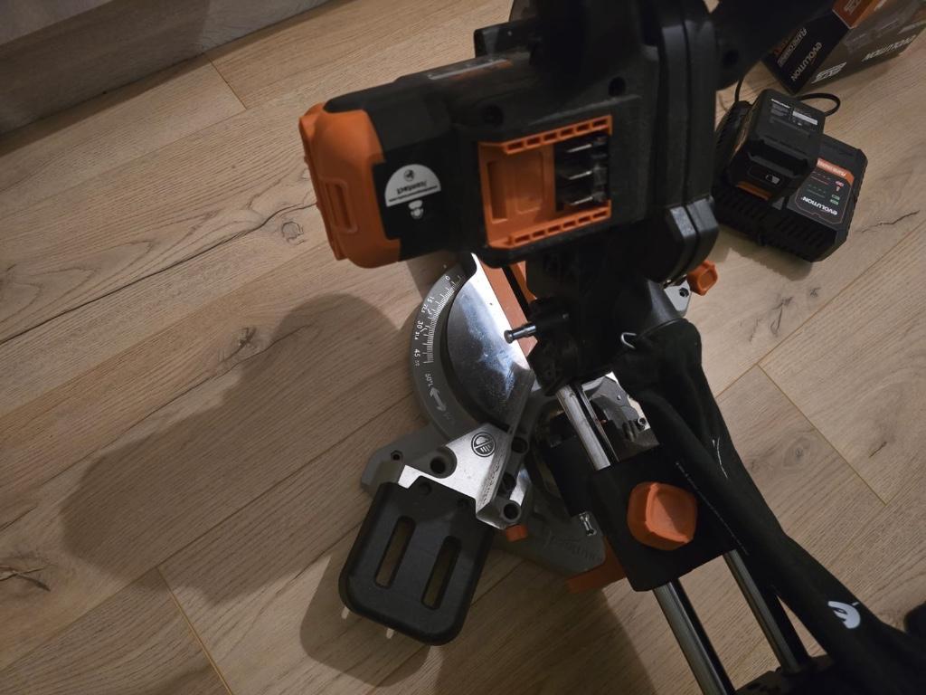 Scie à onglet + batterie et chargeur, Enlèvement, Comme neuf