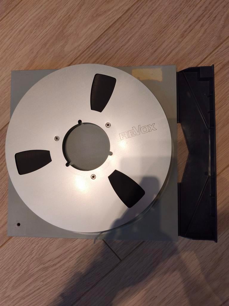 26 cm ReVox reel met nieuwe LPR-90 tape in ReVox opbergdoos, Audio, Tv en Foto, Bandrecorder, Ophalen of Verzenden, Onderdeel