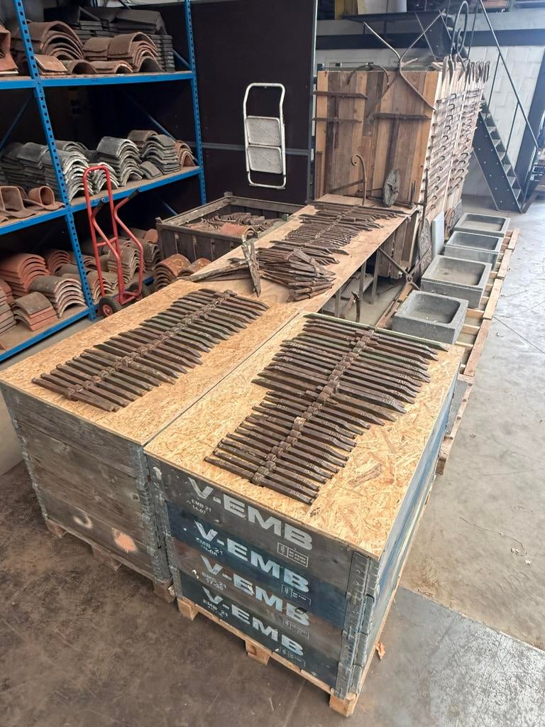 Groot assortiment oude muurankers, Enlèvement