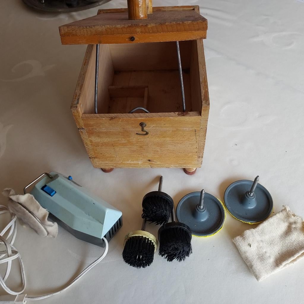 Laatste stuk ! Zeldzame Peugeot box om schoenen te kuisen, Verzamelen, Merken en Reclamevoorwerpen, Verzenden, Gebruikt, Gebruiksvoorwerp