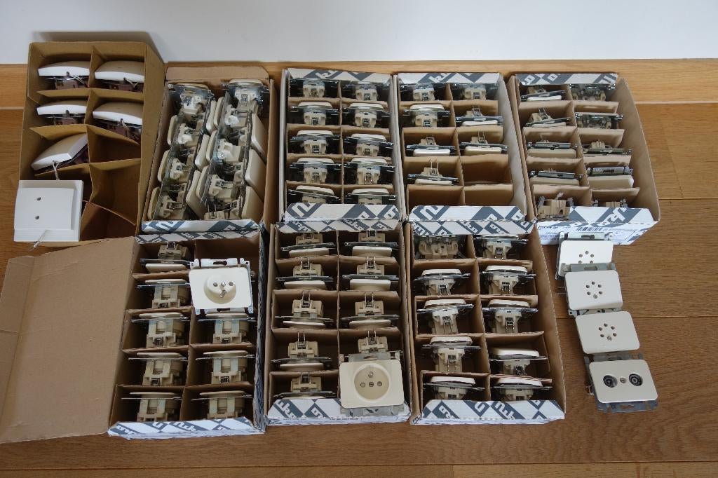 Niko en Legrand stopcontacten en schakelaars oude modellen, Doe-het-zelf en Bouw, Elektriciteit en Kabels, Gebruikt, Schakelaar