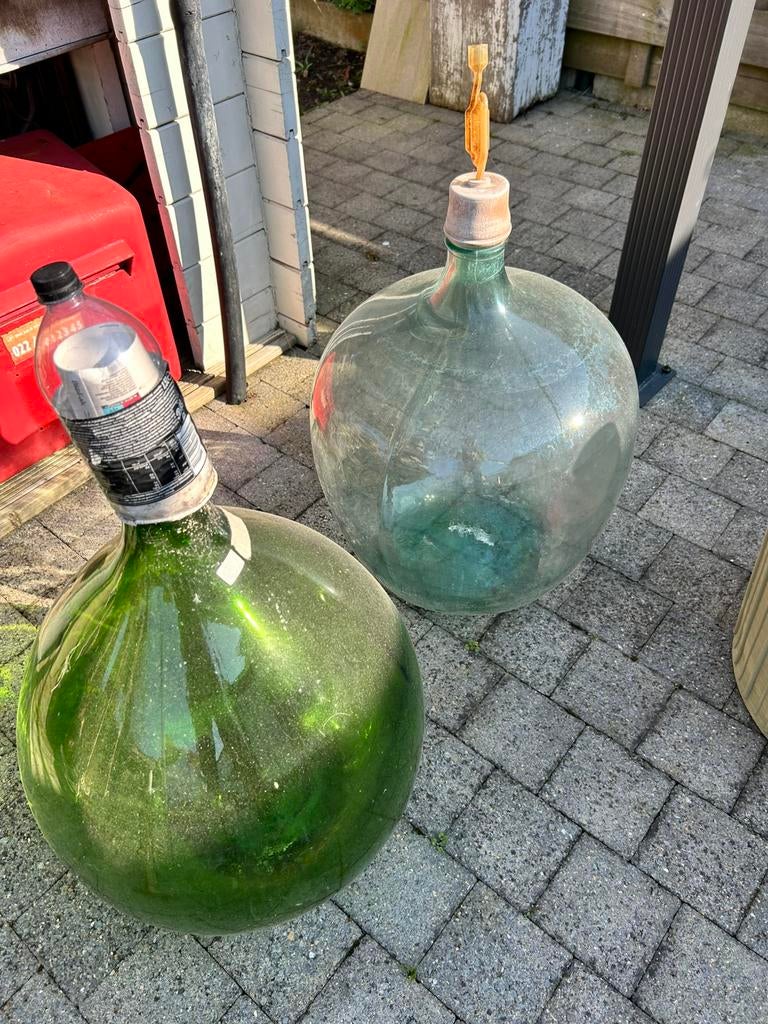 Mooie grote wijnfles of Dame Jeanne wit of groen., Tuin en Terras, Tuinvazen, Ophalen, Zo goed als nieuw