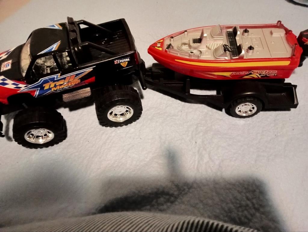 Jeep met boot kasteeltje en op weg naar groep 1, Ophalen, Zo goed als nieuw