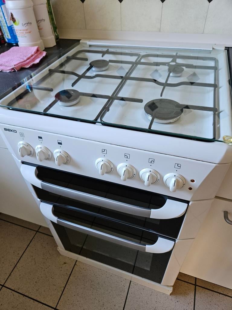 Beko gasfornuis met kleine oven en grote oven in goede staat, Elektronische apparatuur, Fornuizen, Ophalen