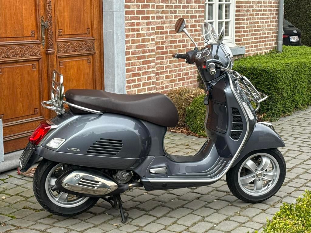 Vespa GTS super 300 Touring, Ophalen, Zo goed als nieuw, Benzine, Vespa