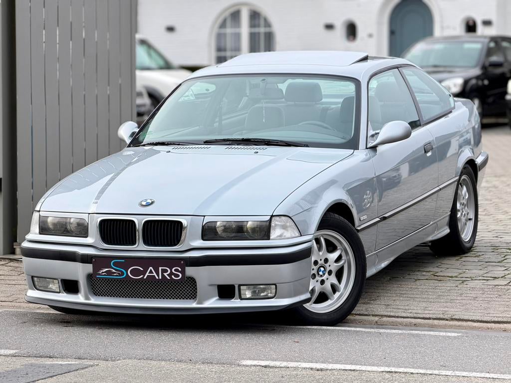 Bmw 318is e36 Coupe 1.9i ** M pakket  ** 102.000 km  **, Auto's, BMW, Automaat, 4 cilinders, Bedrijf, 5 zetels