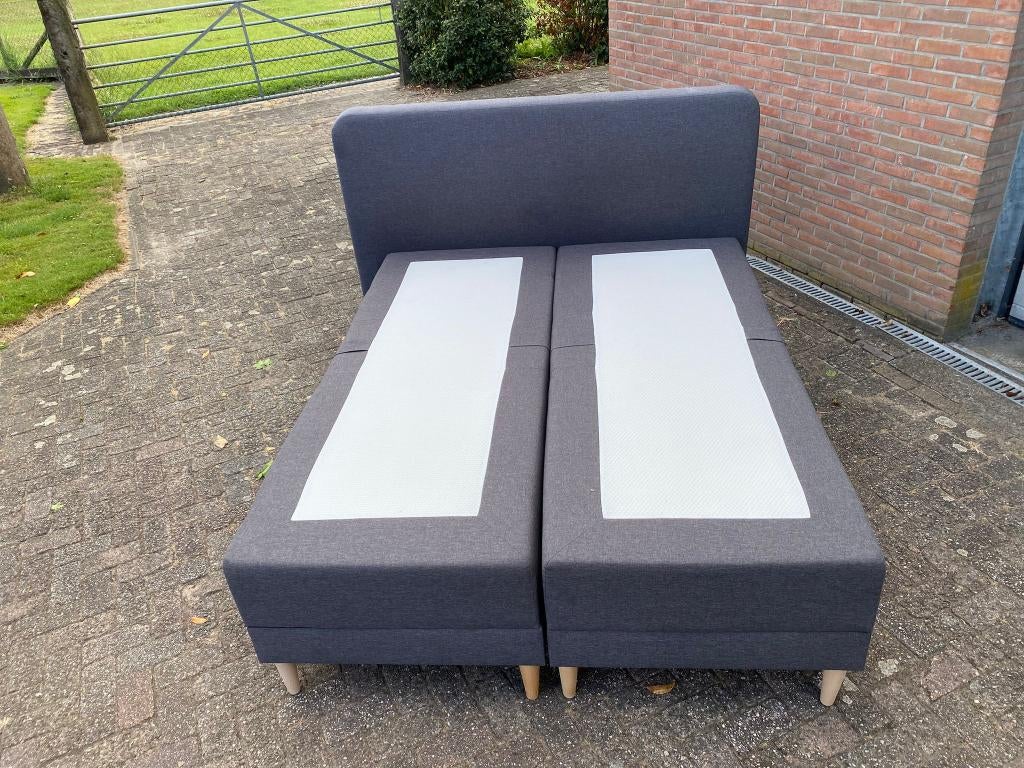 Bon sommier (électrique) avec fond abimé !, Gris, Enlèvement ou Envoi, 210 cm, Utilisé