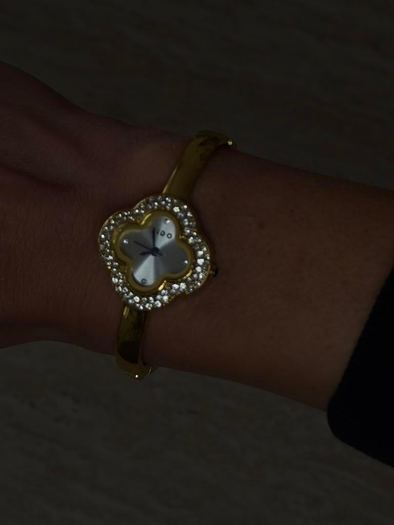 Montre trèfle clover or jonc strass neuve, Bijoux, Sacs & Beauté, Bracelets, Neuf, Autres matériaux, Or, Avec strass, Enlèvement ou Envoi