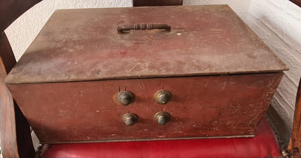 un ancien coffre-fort portable, Enlèvement