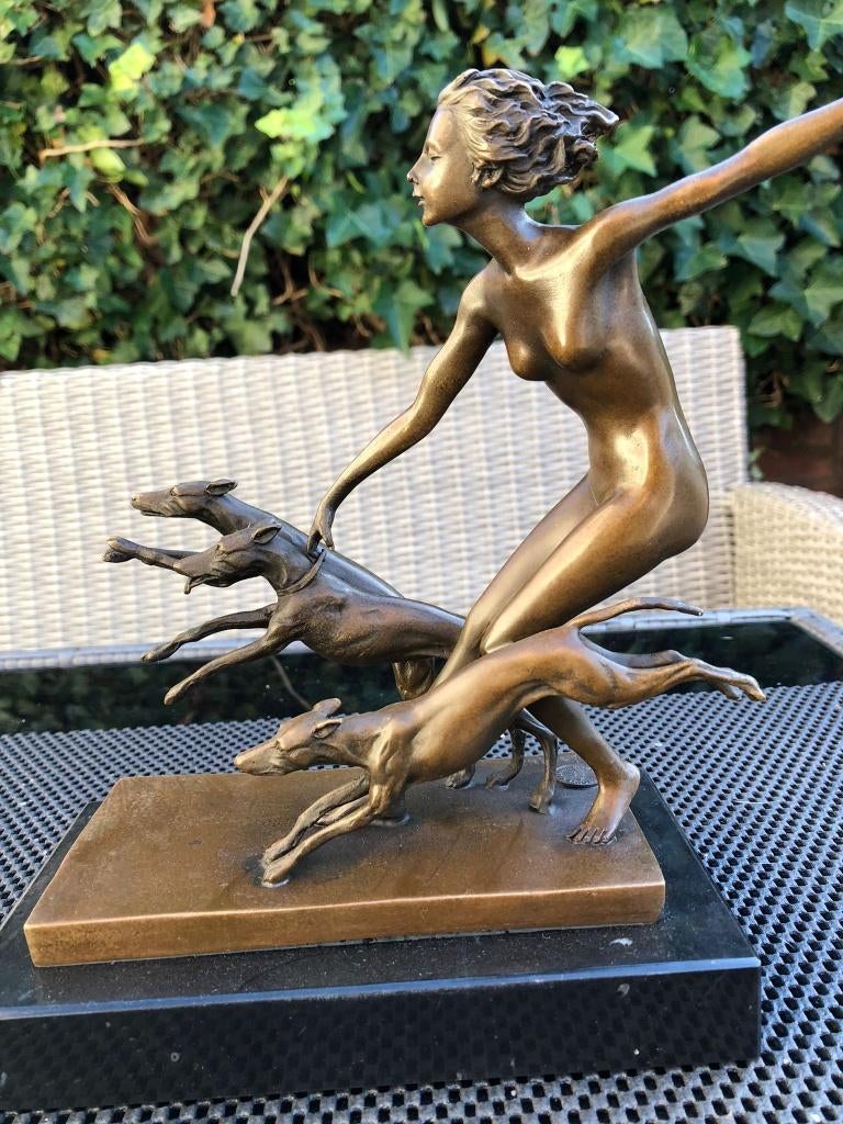 bronzen beeld vrouw met 3 windhond whippet greyhound, Antiek en Kunst, Kunst | Beelden en Houtsnijwerken, Beeld, Brons, Vrouw