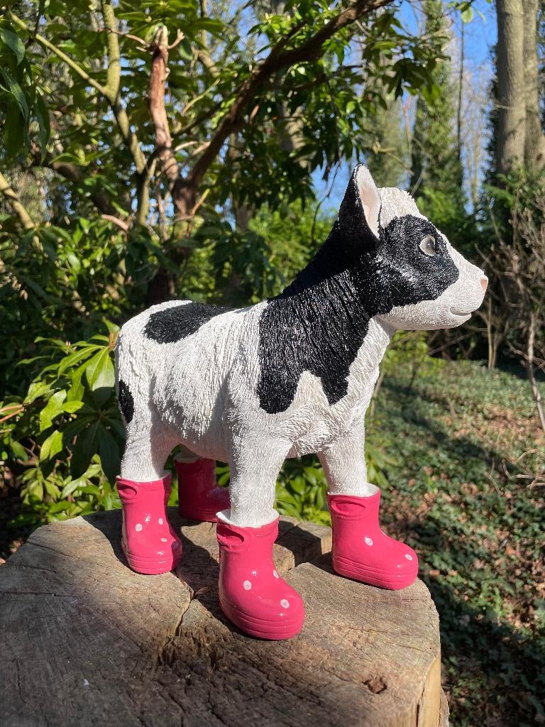 Kalf koe Fuchsia regenlaarsjes tuin boerderij, Tuin en Terras, Ophalen of Verzenden, Nieuw, Kunststof, Dierenbeeld