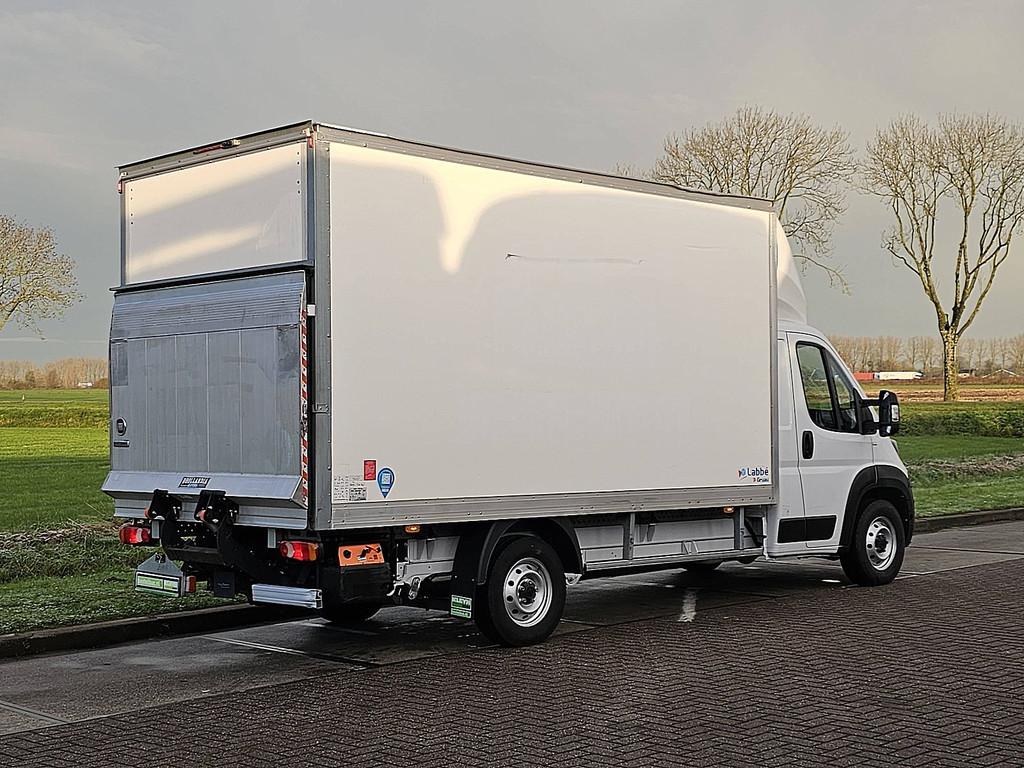 Fiat Ducato 35 2.2 MultiJet - Bakwagen Laadklep (bj 2022), Auto's, Voorwielaandrijving, Gebruikt, Euro 6, 4 cilinders
