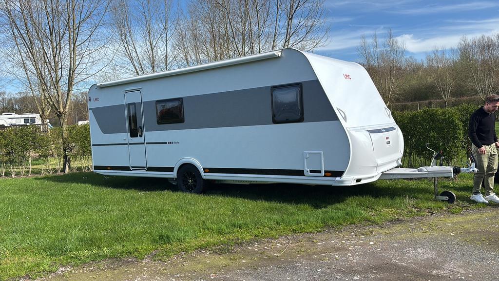 Nieuwe LMC Style 582K bouwjaar 2026 met extra opties, Caravans en Kamperen, Caravans, 7 tot 8 meter, Particulier, Kachel, Vast bed