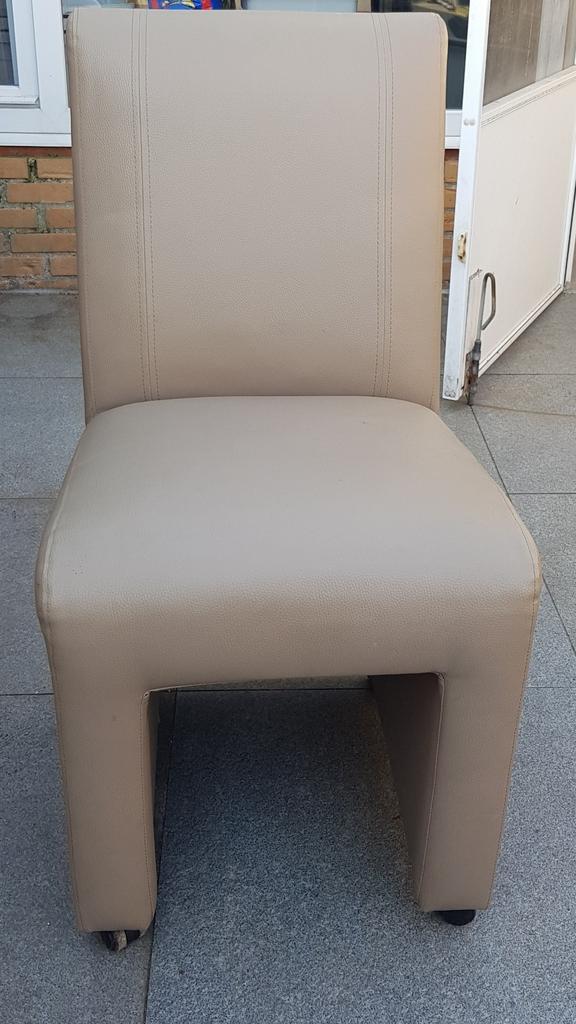 Leren stoel op wieltjes, Enlèvement