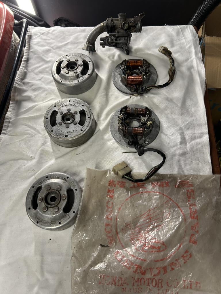 Pièces Honda Dax st 50/70 originales 6V OT, Vélos & Vélomoteurs, Pièces de cyclomoteur | Oldtimers & Ancêtres, Utilisé, Enlèvement ou Envoi