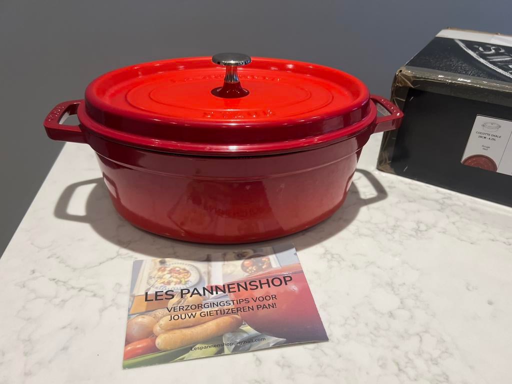 Staub La Cocotte ovaal 29 cm in zeer goede staat, Gietijzer, Ophalen of Verzenden, Zo goed als nieuw, Keramische plaat