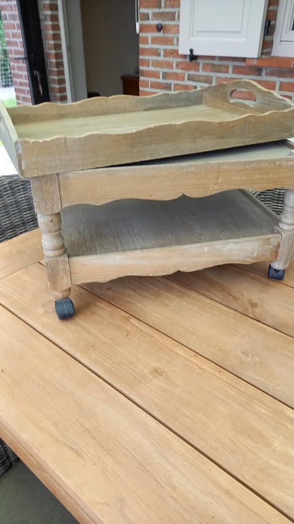 Laag landelijk tafeltje op wieltjes, Huis en Inrichting, Ophalen, Zo goed als nieuw