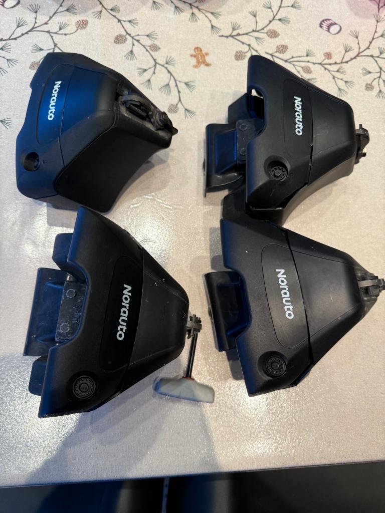 Fixations (pieds, sans barres) + 4 pattes de fix, Autos : Pièces & Accessoires, Enlèvement, Utilisé