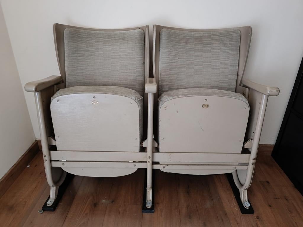 Bioscoopstoelen in goede staat, Ophalen