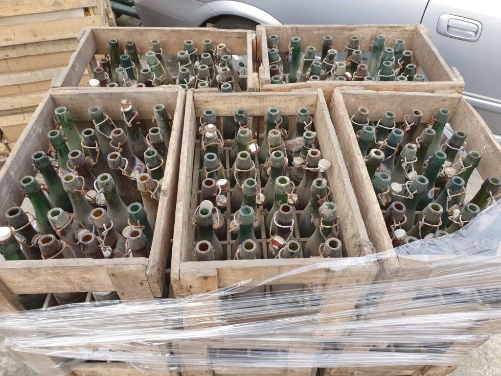 Oude flessen in krat, Verzamelen, Ophalen, Gebruikt, Flesje(s)