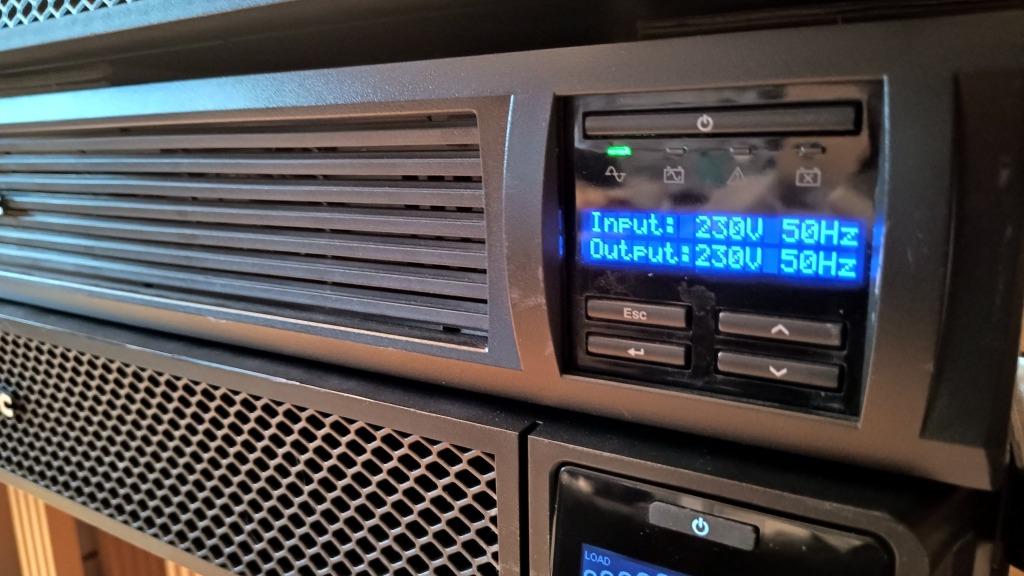 UPS APC SMT3000RMI/2700W-nieuwe batterijen-2U, Ophalen of Verzenden, Gebruikt