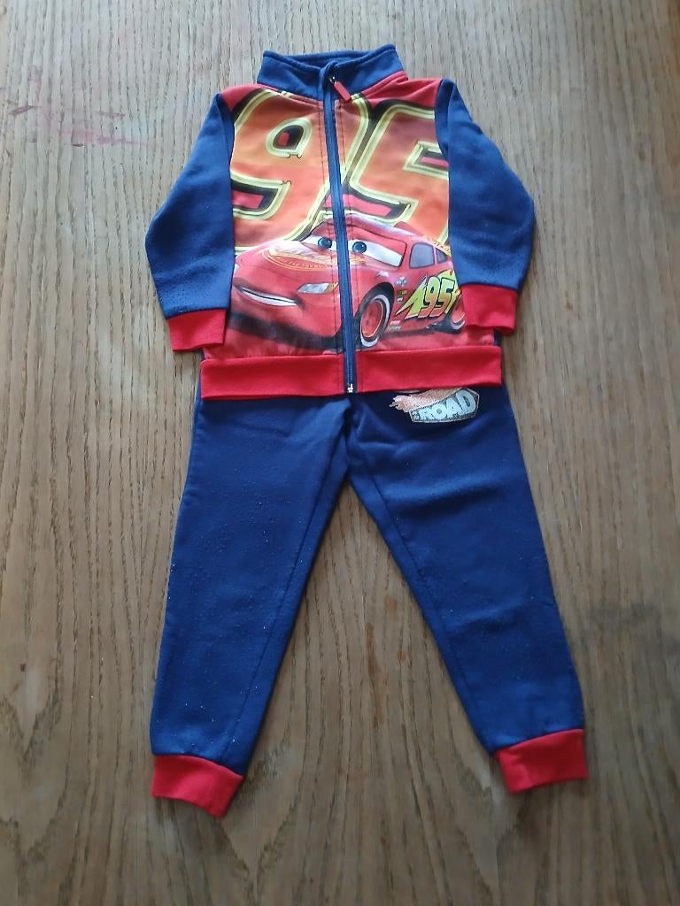 Blauw-rode Disney Pixar Cars joggingpak – maat 104, Gebruikt, Disney Pixar Cars, Sport- of Zwemkleding, Ophalen of Verzenden