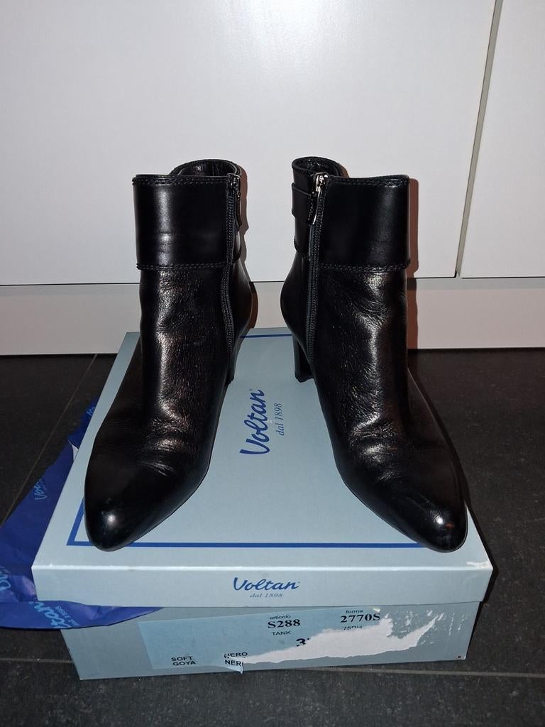 Bottillons noirs avec boucle Voltan  taille 37, Vêtements | Femmes, Chaussures, Neuf, Enlèvement ou Envoi, Voltan, Boots et Botinnes