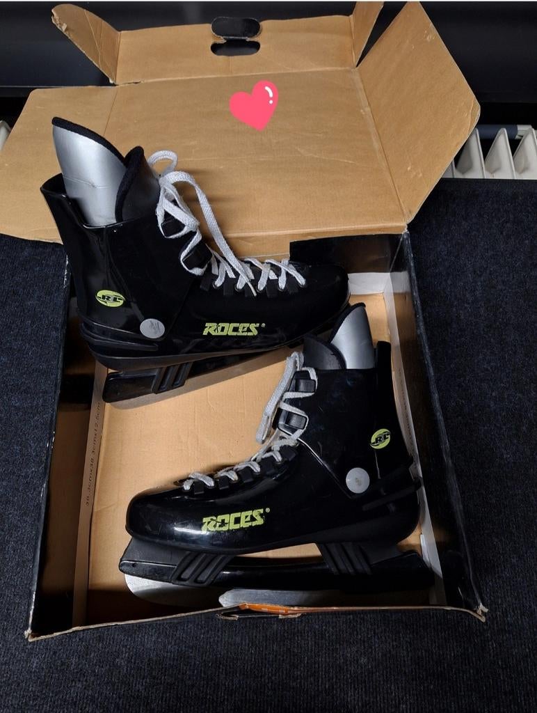 Superbes patins de hockey sur glace noirs de la marque ROCES, Sports & Fitness, Enlèvement, Patins