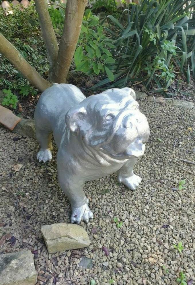 Statue chien bouledogue, Enlèvement, Utilisé
