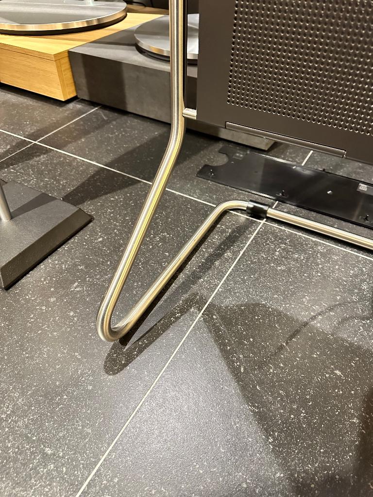 Bang & Olufsen Beoplay V1-40 op floor stand - B&O, Audio, Tv en Foto, Televisie-accessoires, Ophalen, Info@bang-olufsen.dk, Zo goed als nieuw