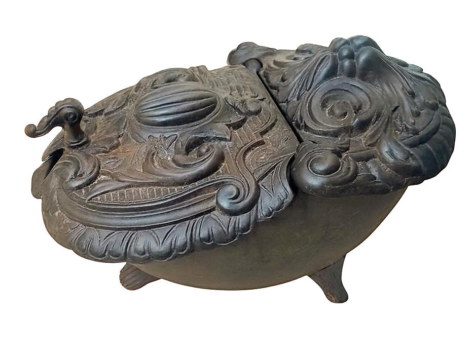 Oude gietijzeren houtskoolemmer met versieringen., Ophalen