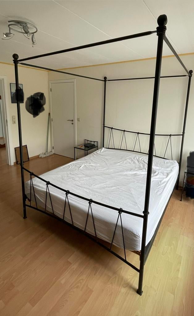 Lit à baldaquin en fer forgé et 2 tables de nuit, Maison & Meubles, Enlèvement, Utilisé, Deux personnes, 160 cm