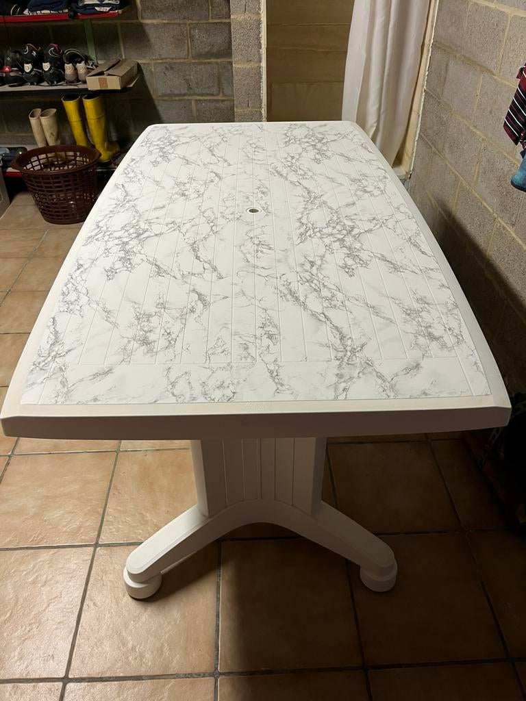 Mooie tuintafel . Marmer uitzicht., Ophalen, Zo goed als nieuw