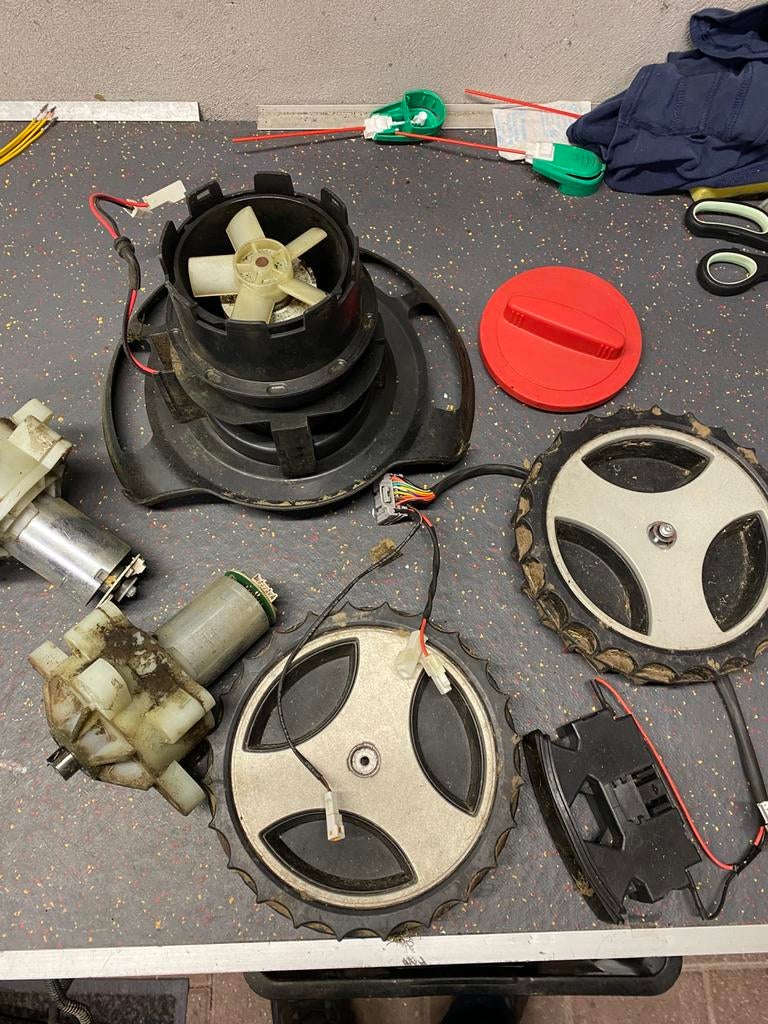 Pièce pour robot tondeuse bosch indego 800/1000, Jardin & Terrasse, Tondeuses robotisées, Enlèvement ou Envoi, Utilisé