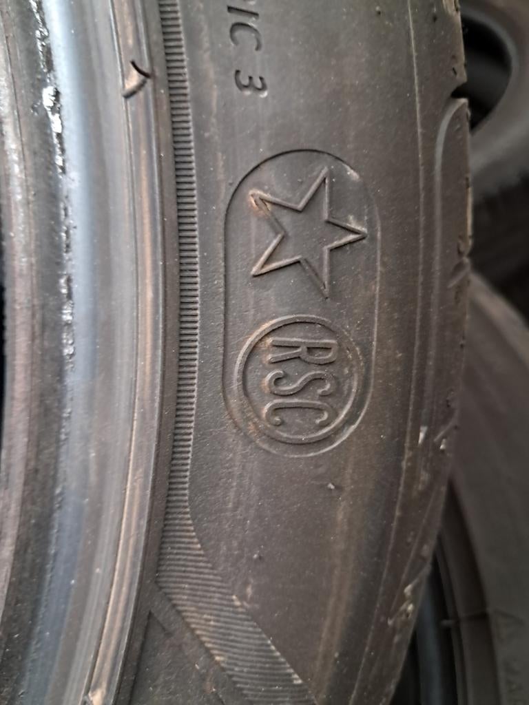 2554018 255/40/18 255/40r18 été Runflat 2023, Enlèvement