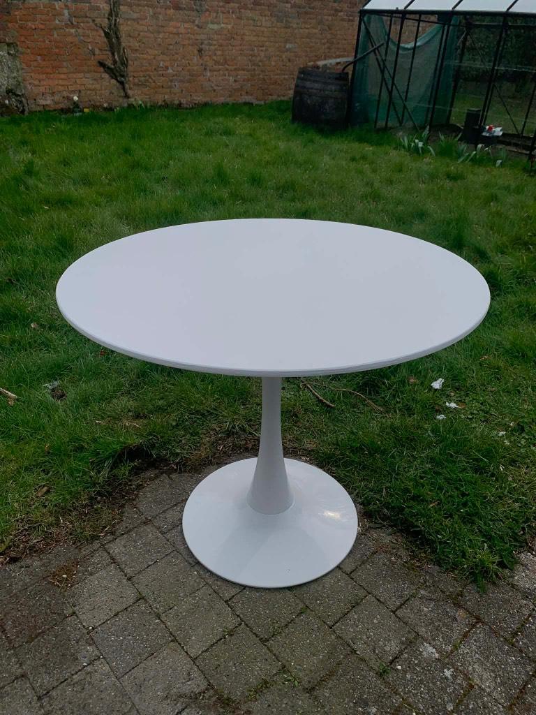 Mooie witte tuliptafel, Rond, Zo goed als nieuw, Vier personen, Ophalen