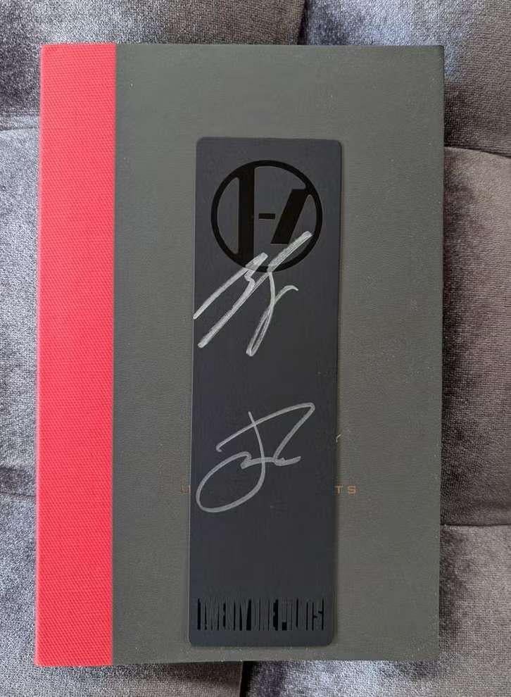 Twenty One Pilots CD Clancy Journal gesigneerd, Verzamelen, Muziek, Artiesten en Beroemdheden, Ophalen of Verzenden, Boek, Tijdschrift of Artikel