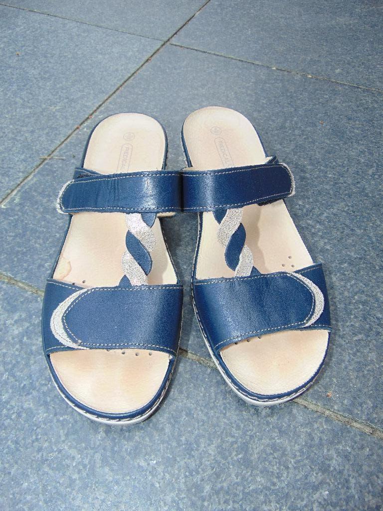 Slippers in leder in goede staat, Enlèvement ou Envoi, Porté, Bleu, Sandales de bain