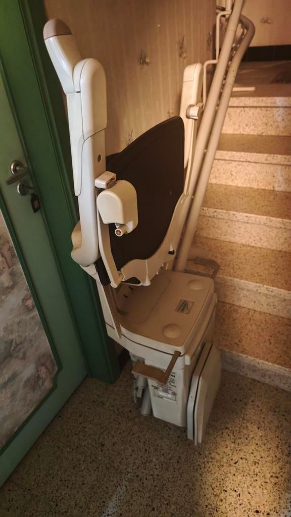 Monte-escalier STANNAH – État Neuf, Comme neuf, Escalier tournant