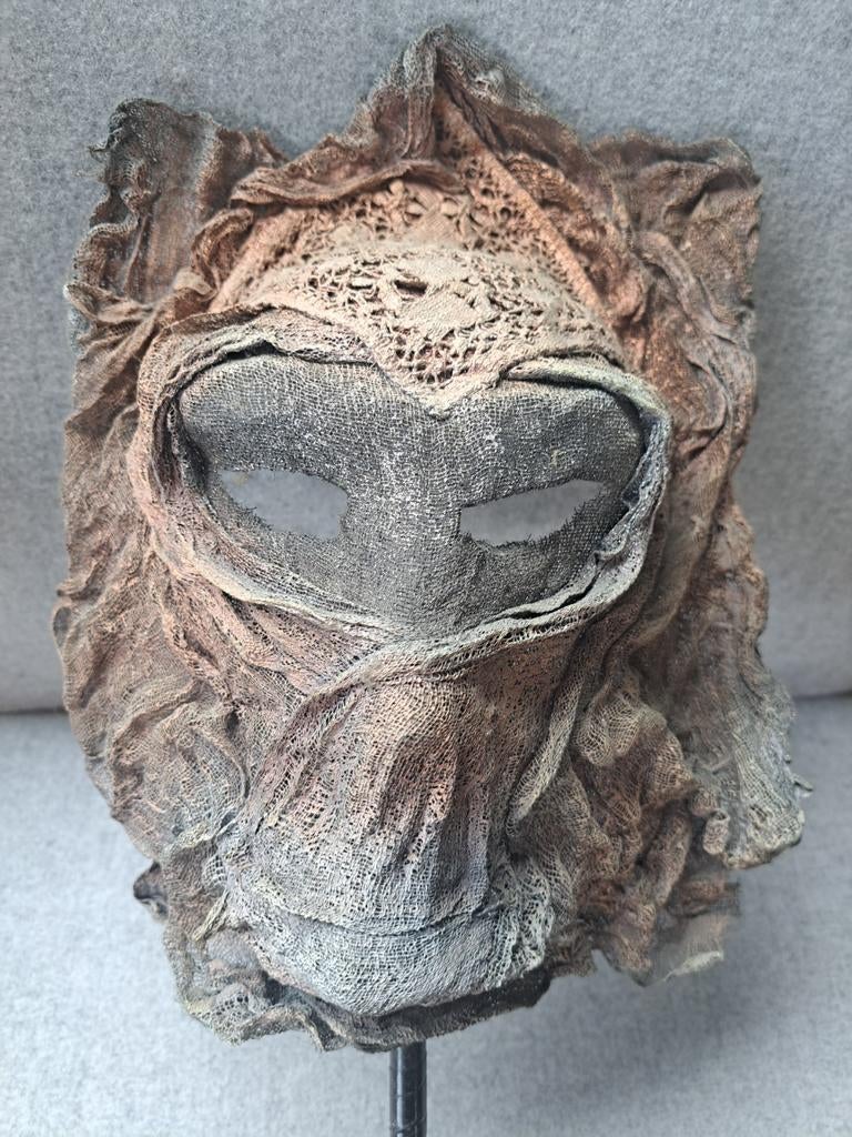 Mooi toneelmasker in beschilderde bewerkte kant, Huis en Inrichting, Woonaccessoires | Kransen, Ophalen