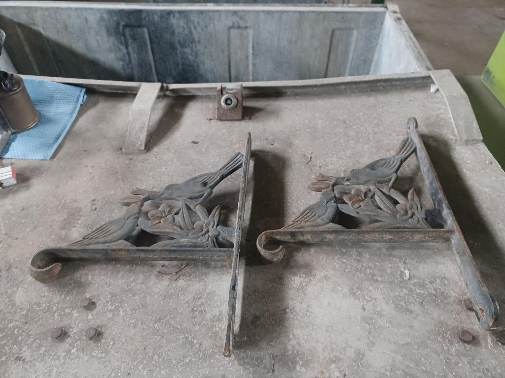 2026038: 2 gietijzeren muurhaken, Ophalen of Verzenden, Gebruikt