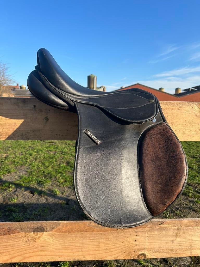 Norton synthetische veelzijdigheidszadel 16 inch, Dieren en Toebehoren, Paarden en Pony's | Hoofdstellen en Tuigage, Gebruikt