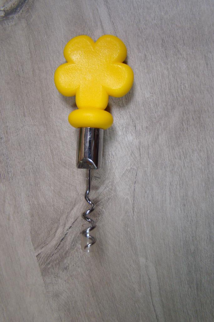 Fleur en tire-bouchon jaune = ouvre-bouteille de vin, ouvre-, Enlèvement ou Envoi, Neuf, Inox ou Chrome, Couverts en vrac
