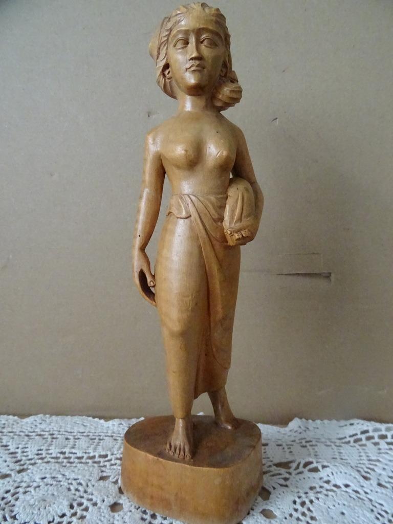 Statue indonésienne femme avec cochon 25cm Bali ou Sumatra, Enlèvement ou Envoi