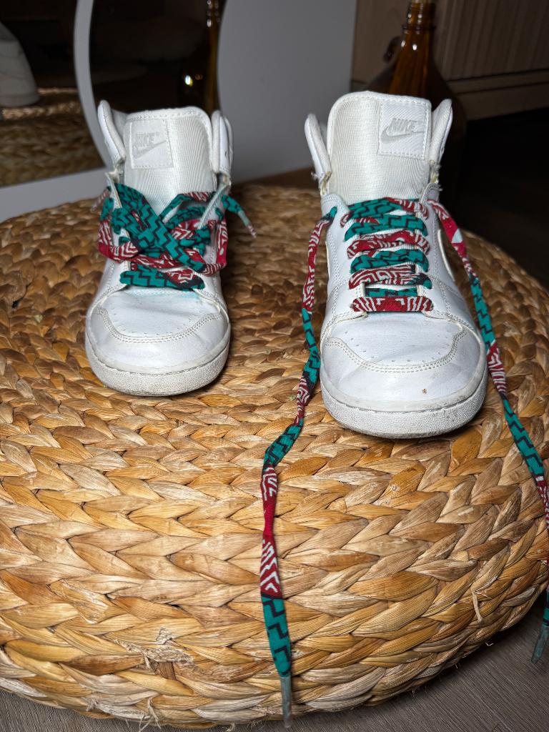 Sneakers Nike High Top blanches — à lacets africains (38), Enlèvement ou Envoi, Sneakers et Baskets, Nike, Comme neuf