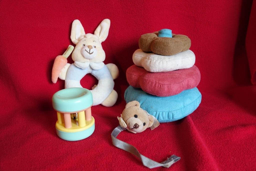 Lot rammelaars , zachte stapeltoren en fopspeenketting, Ophalen of Verzenden, Gebruikt, Rammelaar