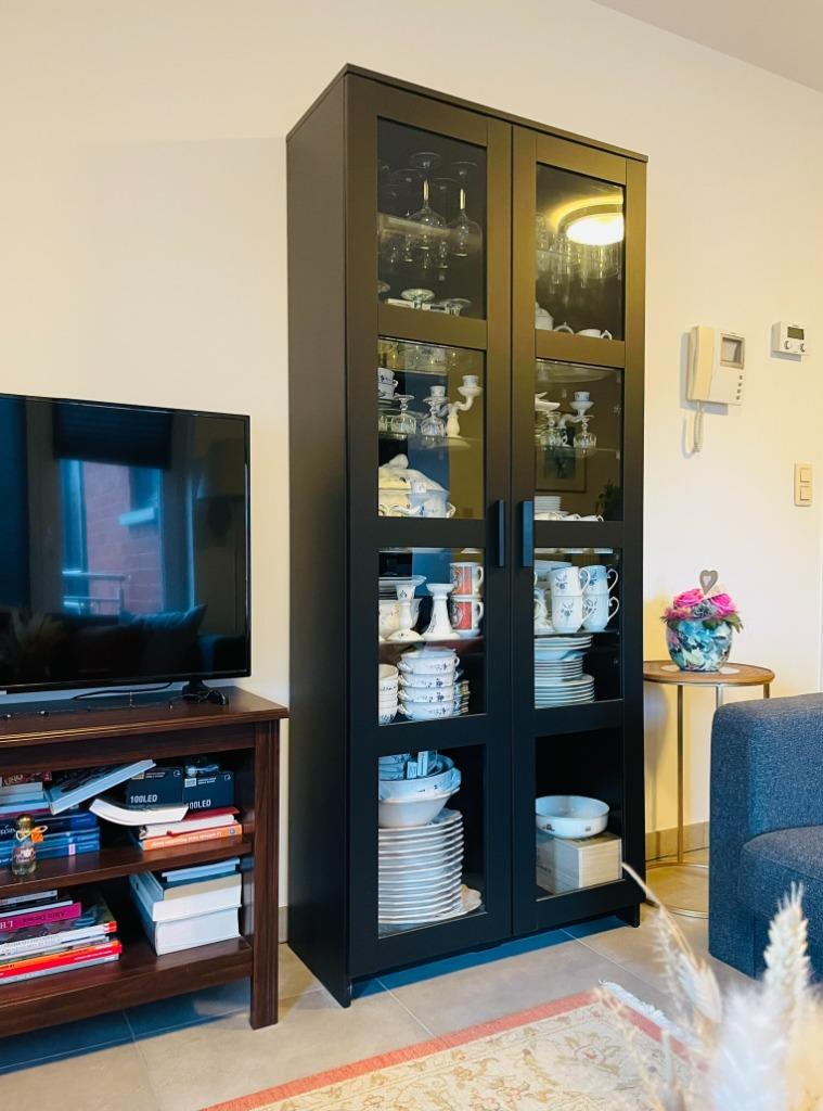 Mooie vitrinekast BRIMNES (IKEA) in perfecte staat, Huis en Inrichting, Kasten | Vitrinekasten, Ophalen, Met deur(en), Glas, 50 tot 100 cm